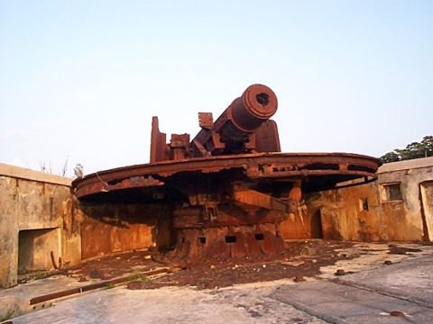 1994 Ford Bronco - An old, weathered artillery gun sits on a circular mount inside a concrete structure.