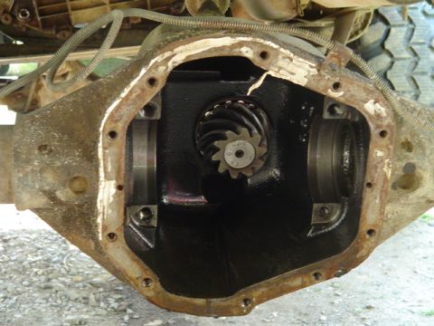 1993 Ford Bronco - Close-up view of a vehicle's differential housing, revealing internal gears and a prominent Supermotors.net watermark.