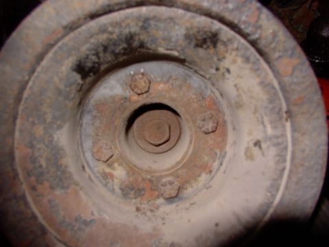 1986 Ford Bronco - Here's what we're after next. Get these four 9/16" bolts out and the pulleys come off the harmonic balancer.
