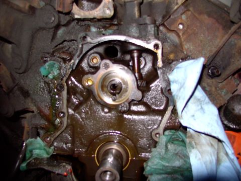 1986 Ford Bronco - While you're waiting for me to run out and buy the TC set you can check out the distributor gear's relationship with the cam. I already pul…