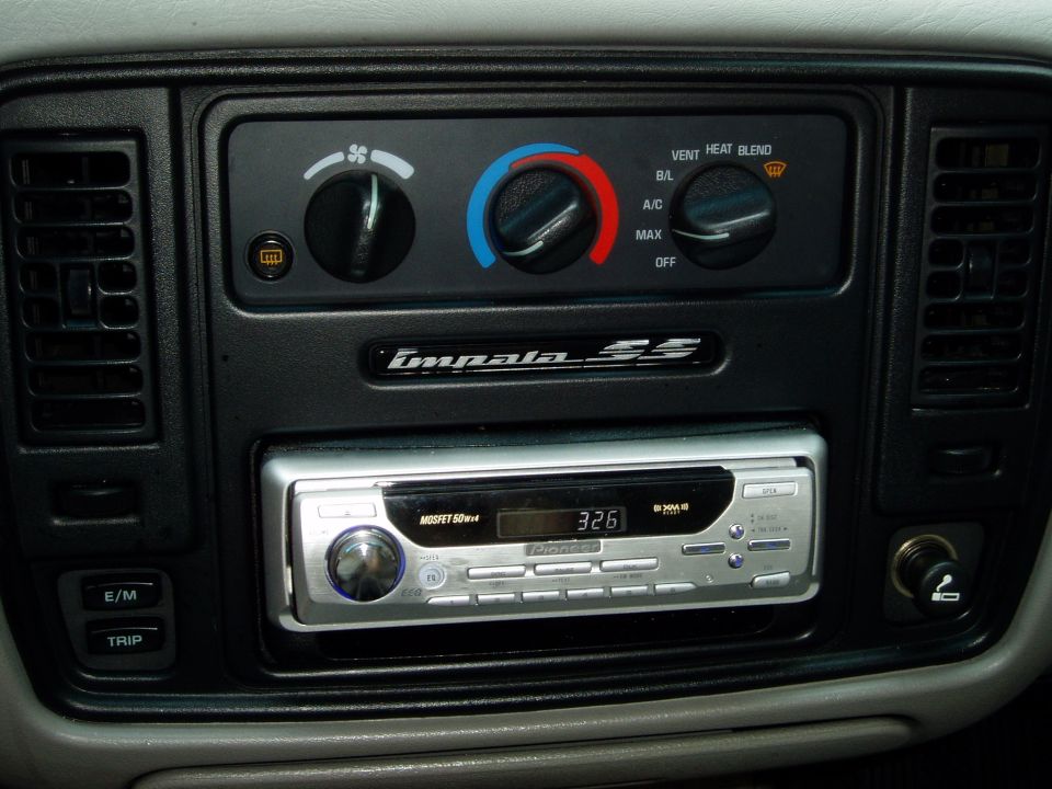 Impala SS center dash with climate dials and aftermarket Pioneer stereo.