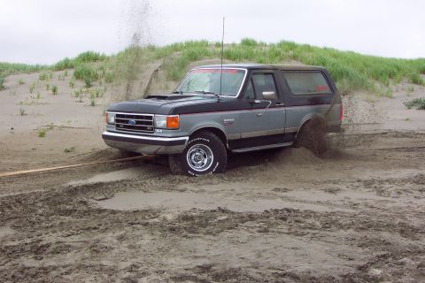1996 Ford Bronco - Tim Digging Holes, Throwing Sand and Getting Stuck Trying to Pull Tony off the Stump