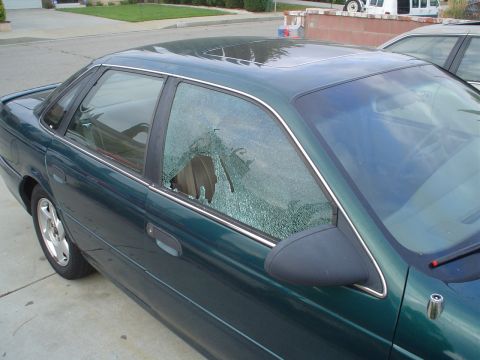 1993 Ford Taurus - stolen radio