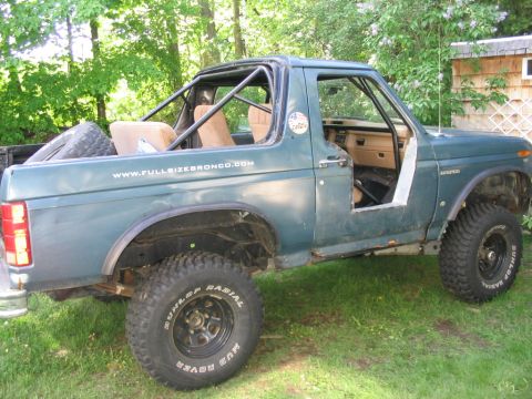 1986 Ford Bronco - This 1986 Ford Bronco has a custom roll cage and its doors have been removed.