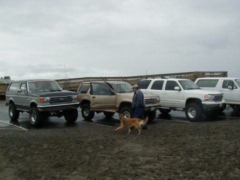 1994 Ford Explorer - Partial group picture at the arch of Long Beach. Sat 22, 2004