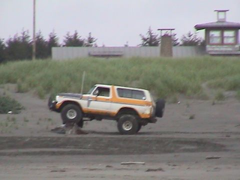 1994 Ford Explorer - Tony Eaton sporting Steve's 38" swampers on a log