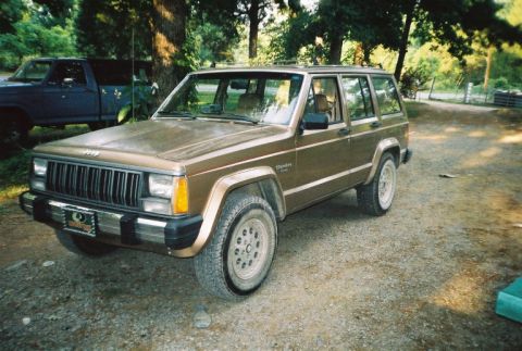 1988 Jeep Cherokee - A little bit better view of the heepster.
