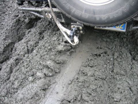 1985 Ford Bronco - Drag mark in the mud from the rear diff