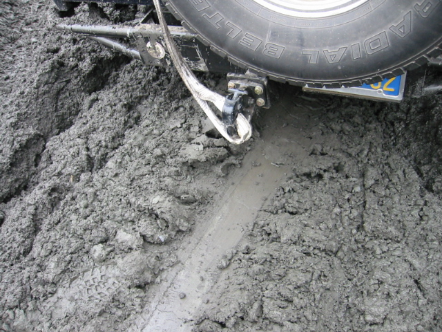 Drag mark in the mud from the rear diff