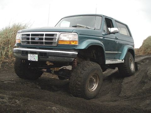 1996 Ford Bronco - This 1996 Ford Bronco is equipped for off-road adventures on a sandy terrain.