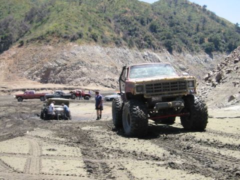 1985 Ford Bronco - The Flaming Cheeto on 49's trying to pull out charlie in his F250 on 44's