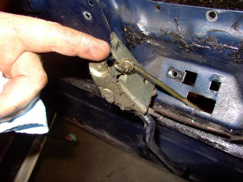 1986 Ford Bronco - It's worth mentioning this rod has to come out of the inner door handle before you can remove the latch mechanism as a whole. Needs to go b…