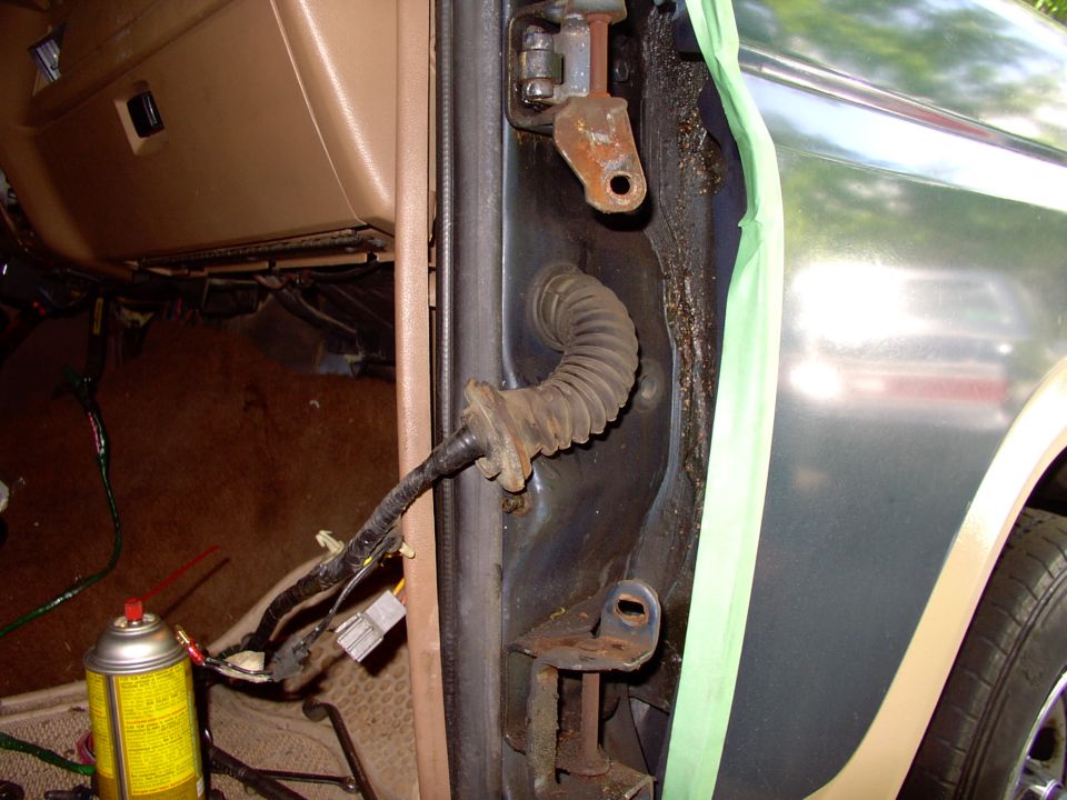 Upper and lower hinges ready to be rebushed and pinned. Took the opportunity while I was putting new door shells on. I had expected a lot more rust around the hinge areas on this 19 year old Canadian Bronco, guess spraying for rust saved me.