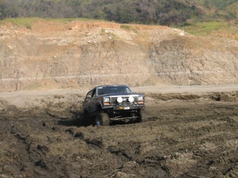 1985 Ford Bronco - Perry trying to get my bronco stuck