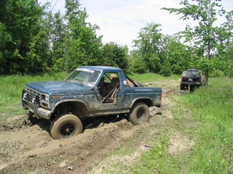 1986 Ford Bronco - Caught in the ruts .. can move about 20' forward and backwards catwalking .. time for a tug