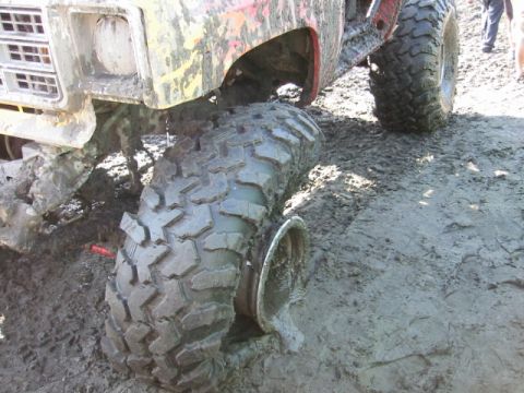 1985 Ford Bronco - Randy blows a bead while getting yanked out.