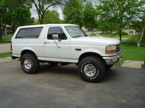 1993 Ford Bronco - This lifted Ford Bronco has a body style consistent with the early to mid-1990s, not a 1993 model.