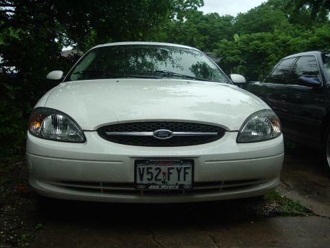 2003 Ford Taurus - Front view of a white 2003 Ford Taurus with a license plate reading V52 FYF.