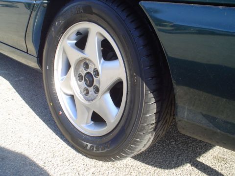 1993 Ford Taurus - close up..