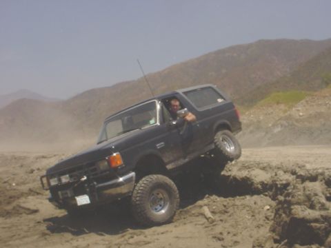 1988 Ford Bronco - rear flex, i almost rolled when i first went down this embankment, stupidest misttake of my life, rear tire as 4 ft + in the air