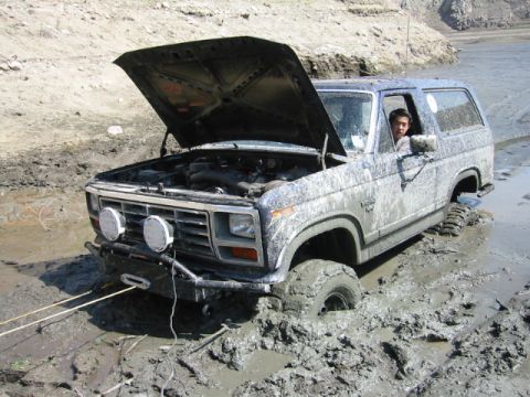 1985 Ford Bronco - Had to winch myself out