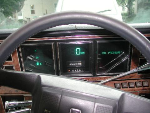 1987 Lincoln Town Car - The digital dashboard displays speed, fuel level, and oil pressure. The car is parked, showing 0 mph.