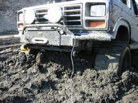 1985 Ford Bronco - and again i'm winching myself out. check out the amount of dirt my front axle is moving!