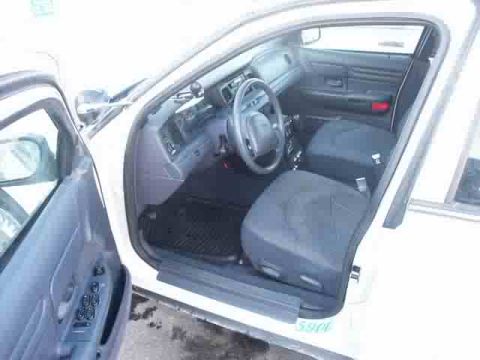2004 Ford Crown Victoria photo