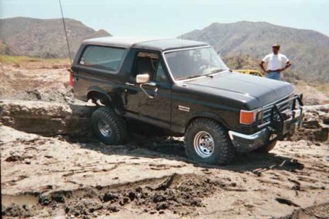 1990 Ford Bronco - perry Aka badkarma88 dropped off this ledge to flex