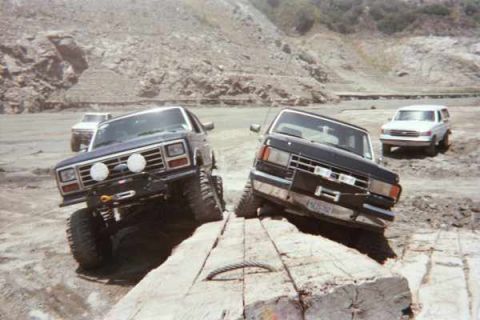 1990 Ford Bronco - Chris Aka chris85xlt & perry Aka badkarma88 showing me a better example of flexing than what mine will currently do.