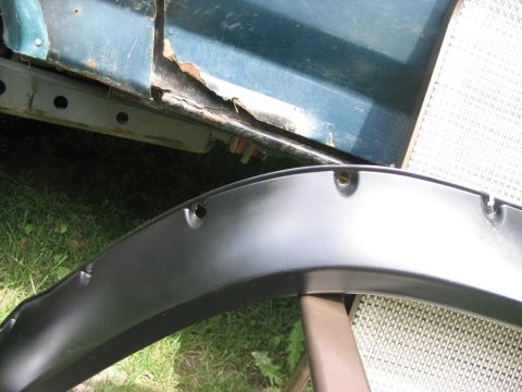 1986 Ford Bronco - Rusted vehicle body panel and a black fender flare are shown. Supermotors.net logo is visible.