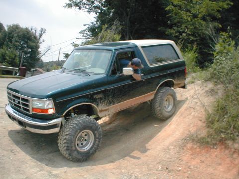 1995 Ford Bronco - This Ford Bronco appears to be from the early to mid-1990s, not a 1995 model.