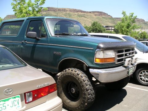1996 Ford Bronco - Front passenger side shot of SAS and new tires.