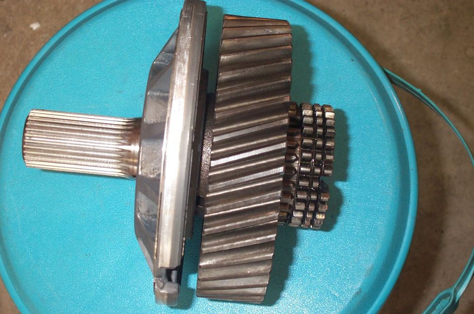 Output shaft mounted in the gear.