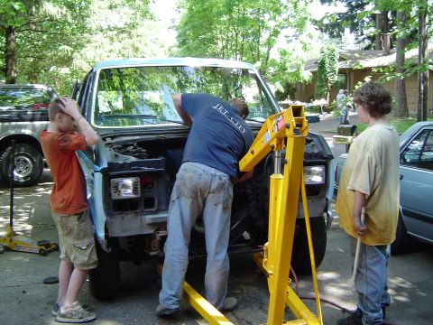 1989 Ford Bronco - Boys watch Todd get the chains hooked up