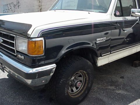 1989 Ford Bronco - This Ford Bronco's body style indicates a model year earlier than 1989.