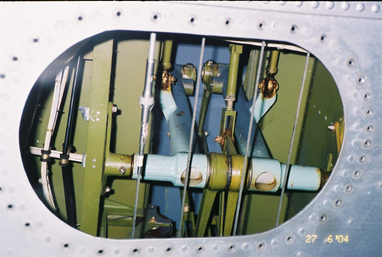 Aircraft control linkage with green and blue components