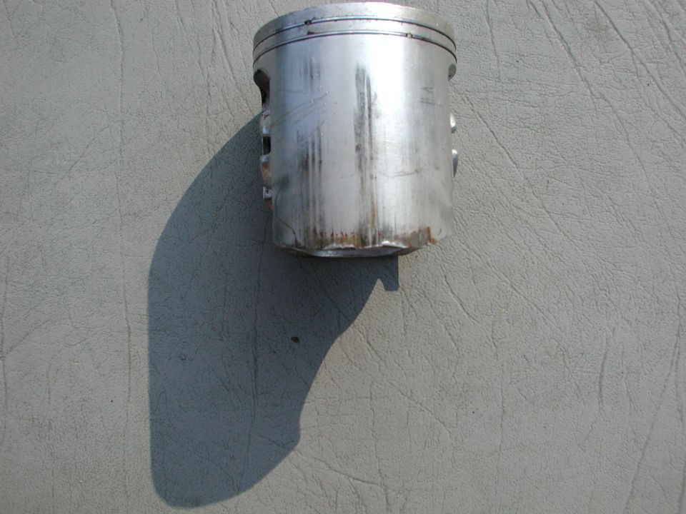 Piston on textured surface