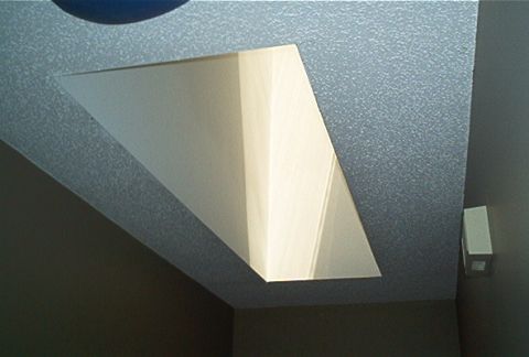 1985 Ford LTD Crown Victoria - Interior view of a textured ceiling with a recessed light fixture and a wall.