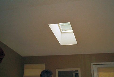 1985 Ford LTD Crown Victoria - A view of an interior ceiling a skylight, with a person's head partially visible in the frame.