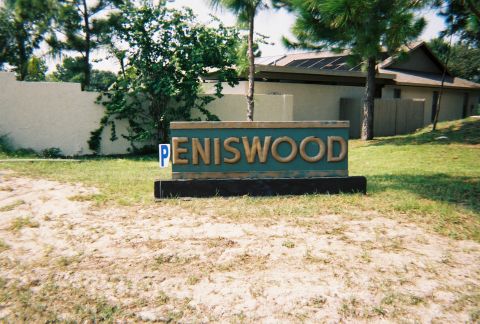 1991 Ford Bronco - A sign reads PENISWOOD with a blue P symbol in front of a building.