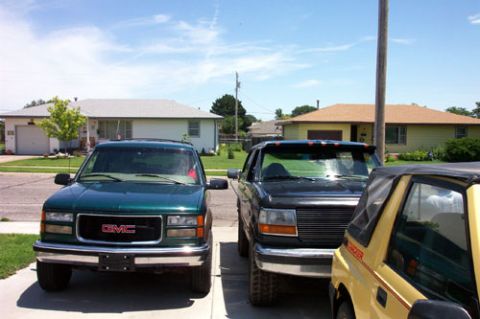 1995 Ford Bronco - finally the bronco is higher than the 3/4 ton burb w/ 265s * i believe*