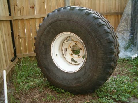 1991 Ford Bronco - A single tire and rim are visible, with a watermark for Supermotors.net at the bottom right.