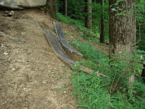 1985 Ford Bronco - Steel ramps in front of the big rock