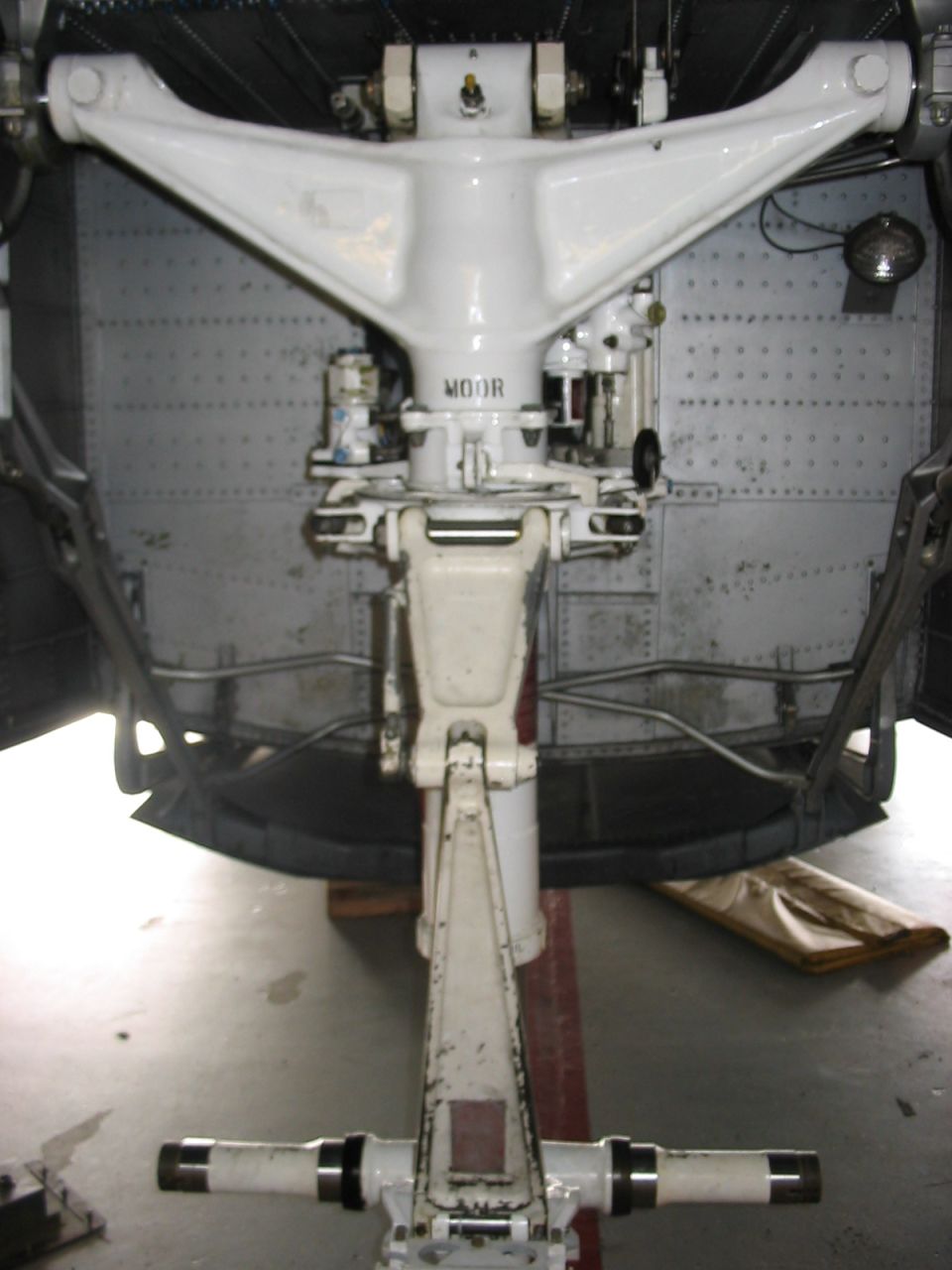 White aircraft landing gear assembly with visible "MOOR" text and "supermotors.net" watermark