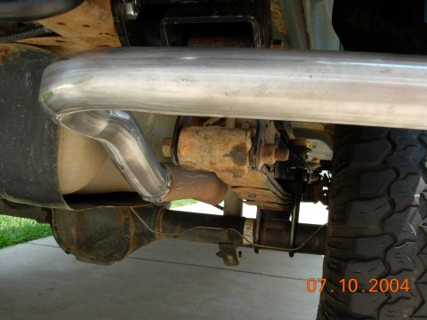 1995 Ford Bronco - Vehicle's exhaust system and rear axle components are visible from below. Date stamp indicates 2004.