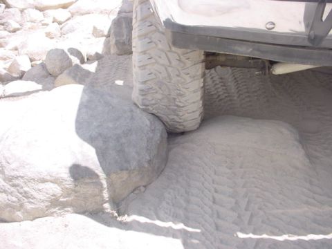 1988 Ford Bronco - MT/rs gluing to the rocks.