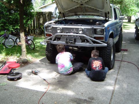 1989 Ford Bronco - Boys helping out