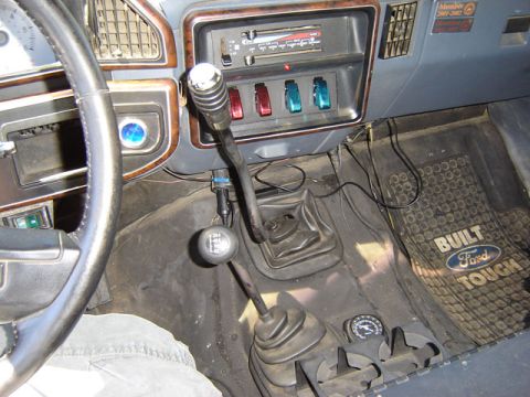 1991 Ford Bronco - Another shot of the NP435 on the inside.