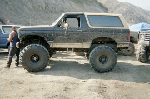 1990 Ford Bronco - This thing is HUGE!! 44" tire's